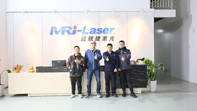 Ir-Rappreżentant tas-Servizzi AFC Is-Sur Wierzbicki żar MRJ-Laser